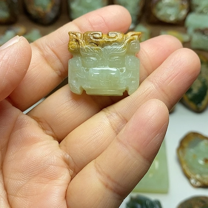 浅***然岫岩河磨玉（透闪石质玉）未镶嵌颈饰