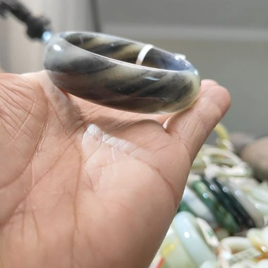 薄****和田玉未镶嵌手镯