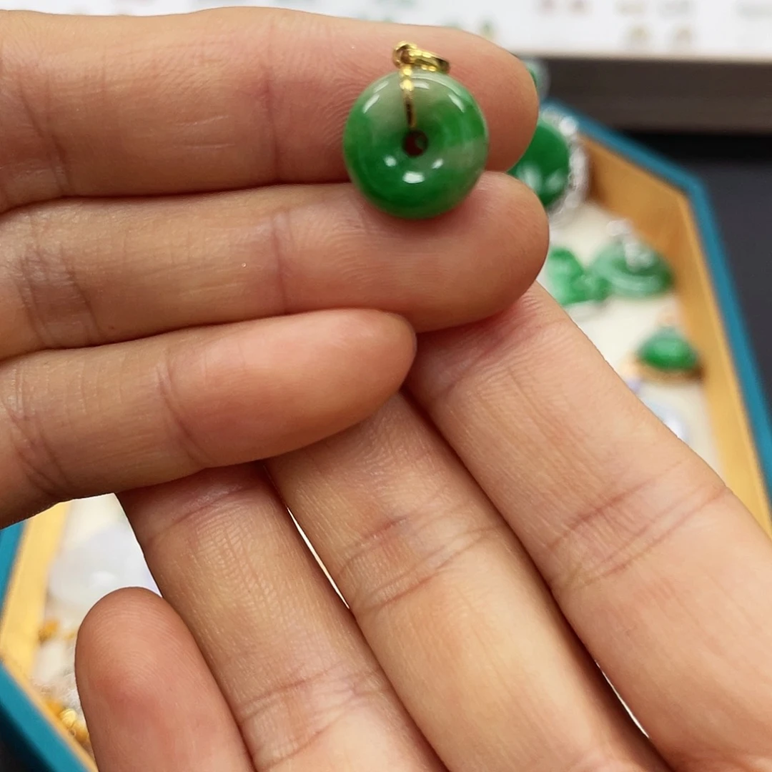 【闪购商品】颈饰18K金镶嵌翡翠