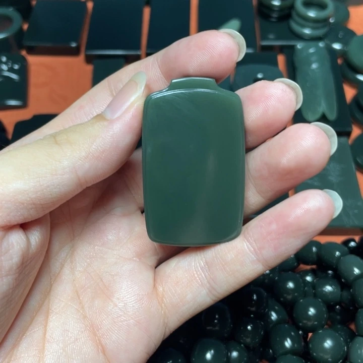 阿***哈和田玉（青玉）未镶嵌颈饰