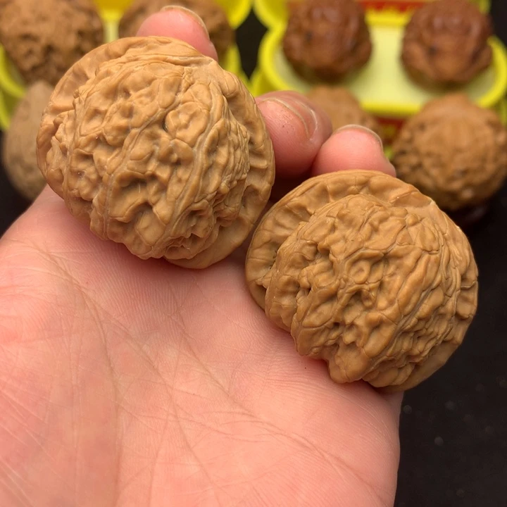 文玩核桃吊坠白狮子40