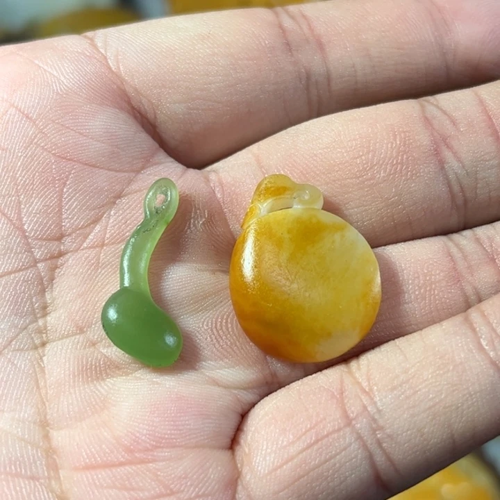 郑***饿和田玉未镶嵌挂件