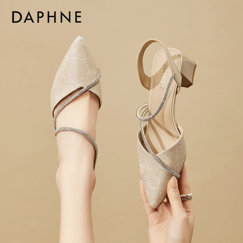 达芙妮包头凉鞋女2025夏季尖头水钻绝美高跟鞋时装女单鞋粗跟时尚