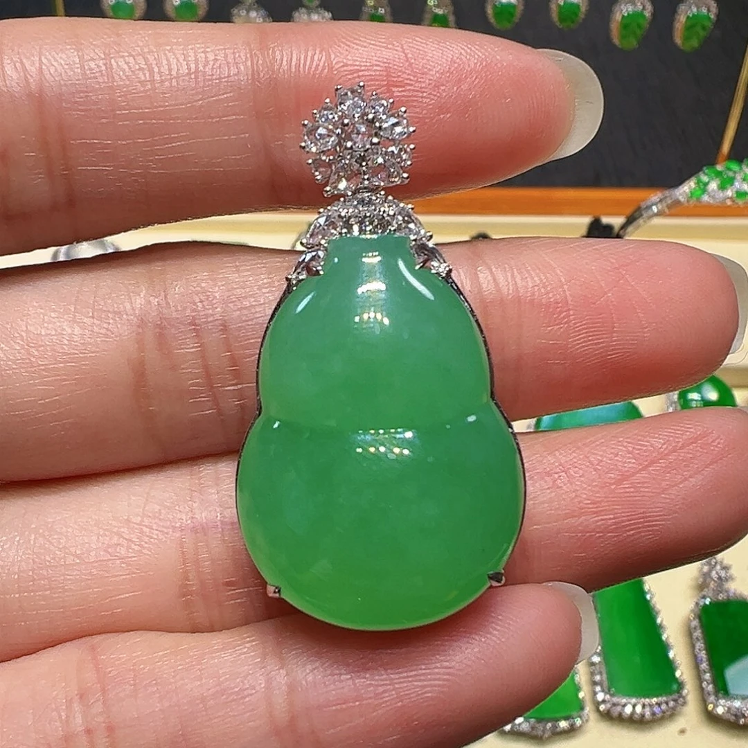 翡翠颈饰18K金镶嵌吊坠