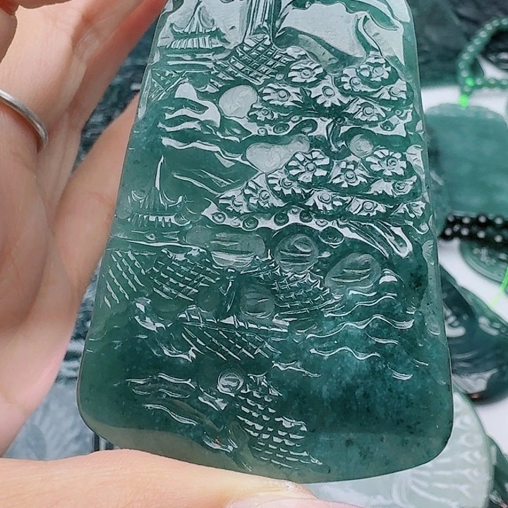 翡翠未镶嵌颈饰多样性发其一