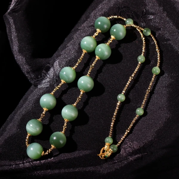 【泓贝珠宝-M490】18k金配饰和田玉碧玉老料粉青瓷蓝调猫眼项链