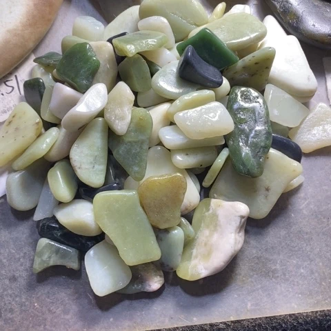 未镶嵌和田玉（糖玉）挂件牛****业