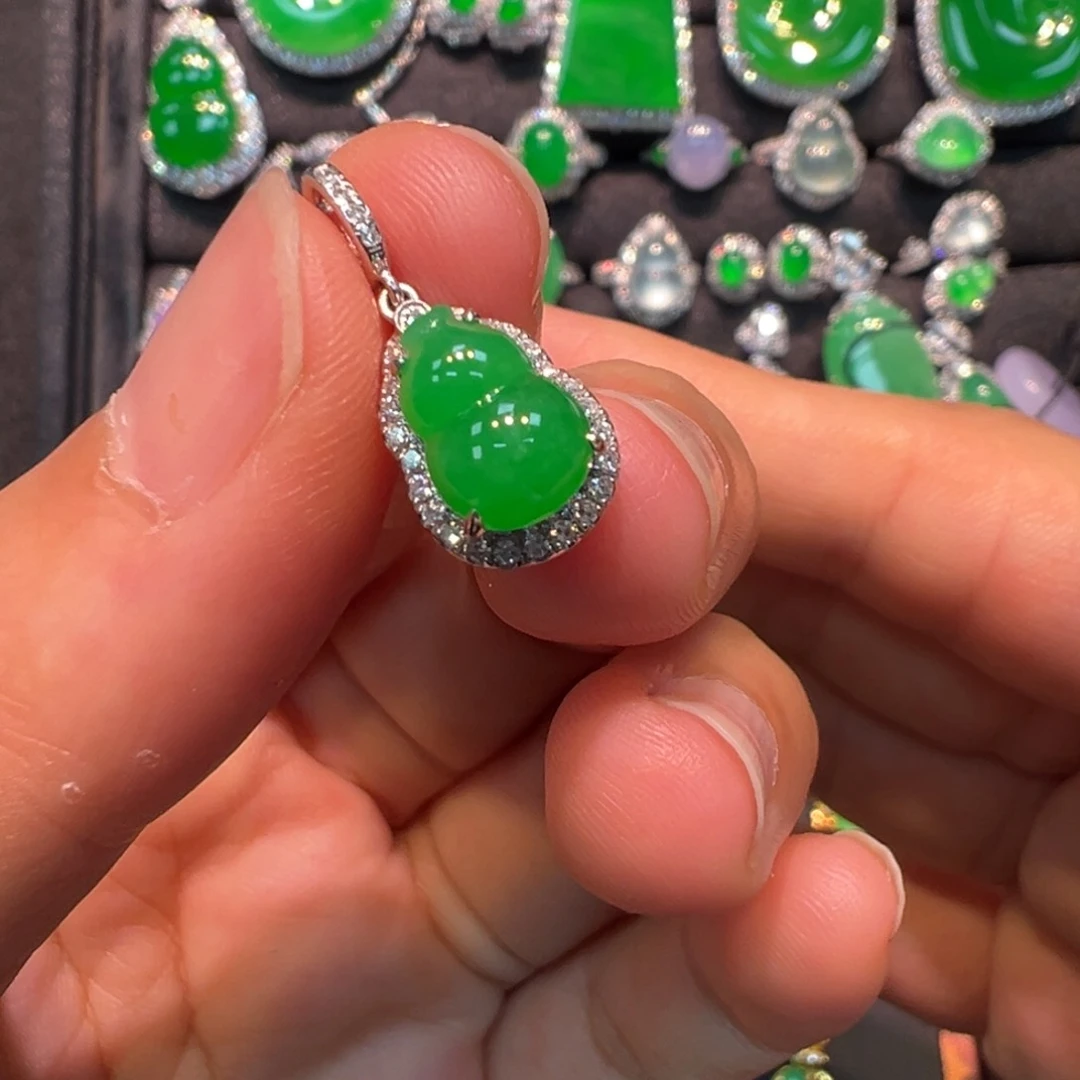 翡翠18K金镶嵌颈饰葫芦