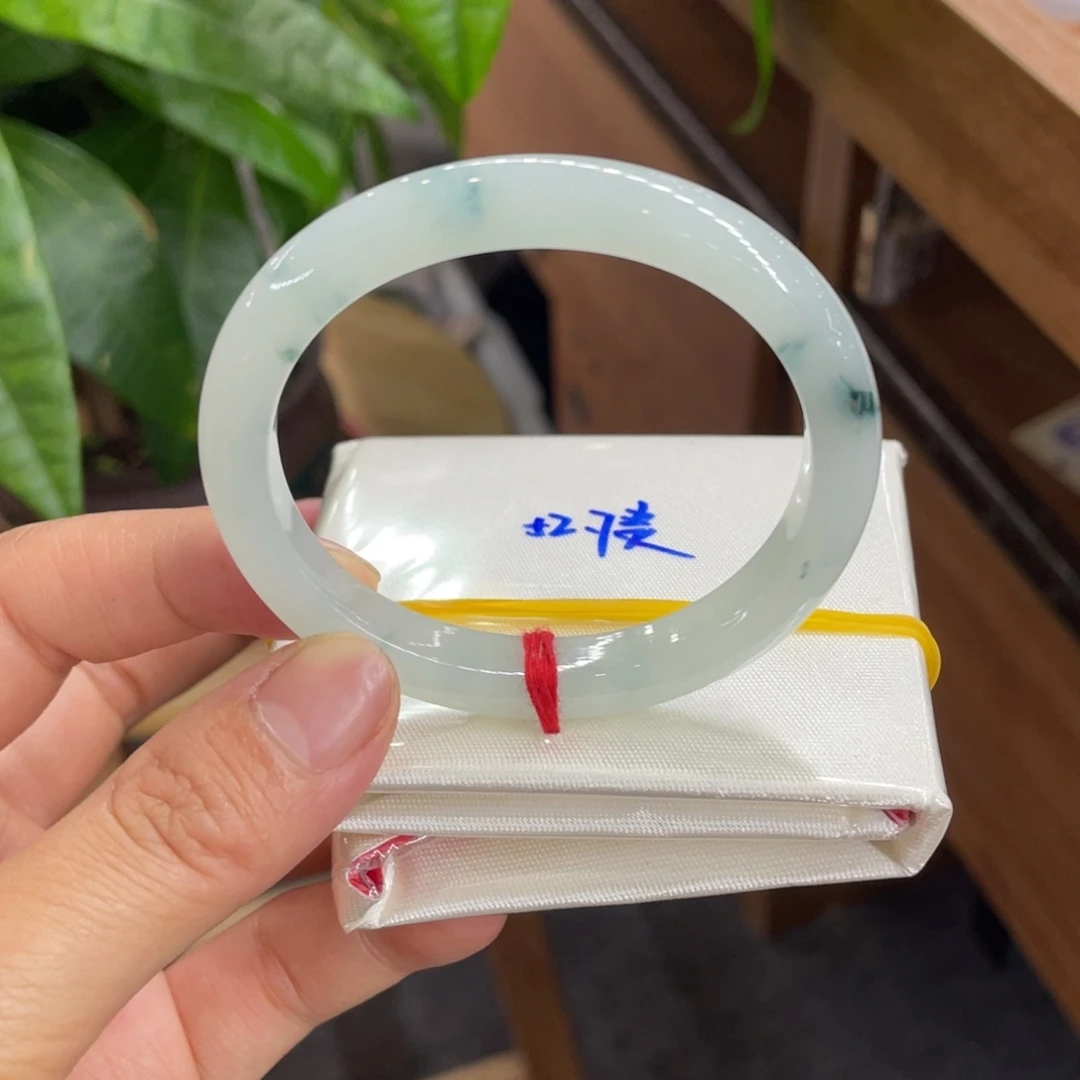 翡翠手镯未镶嵌天然翡翠