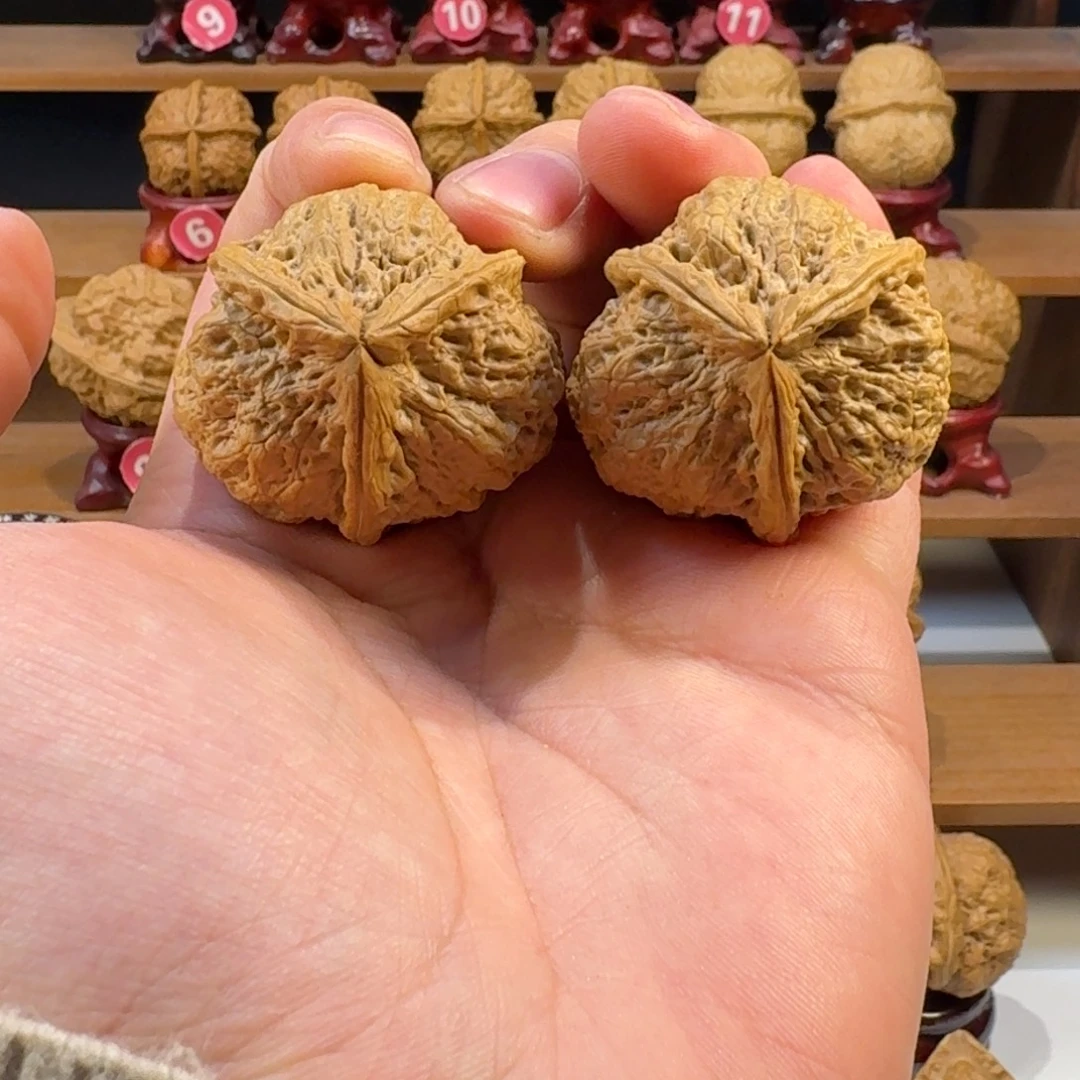 铁核桃把件国玺三棱