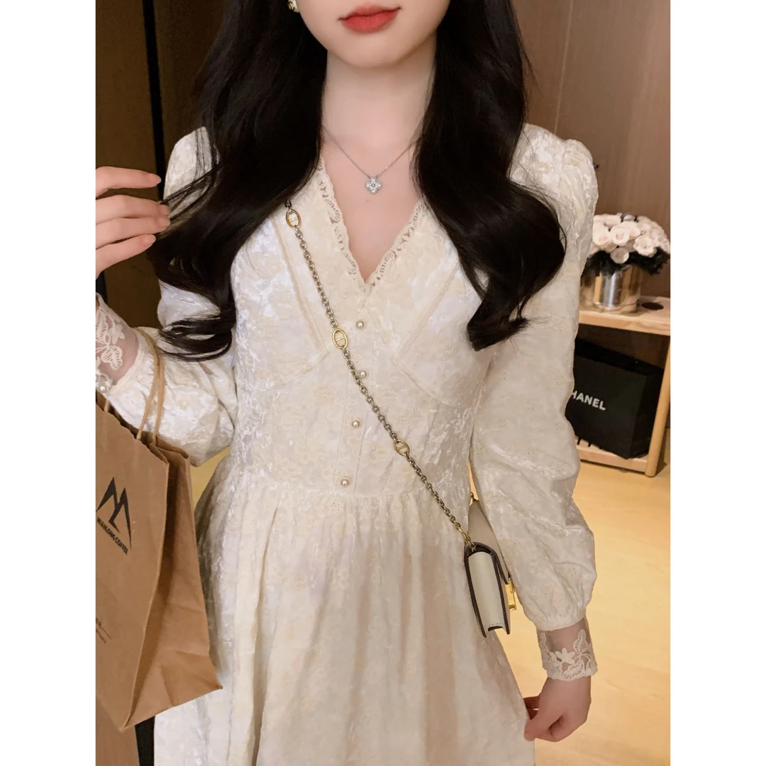 【现货青仓】小奶盖 法式温柔设计感拼接蕾丝边暗纹肌理V领连衣裙