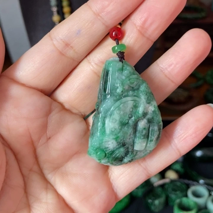 翡翠散珠八破吊坠一个