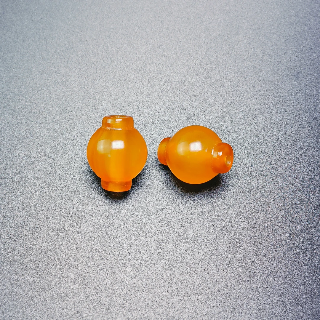 珠宝玉石首饰旧藏玛瑙灯笼珠2颗，做配珠，直径卡18左右，随机发货