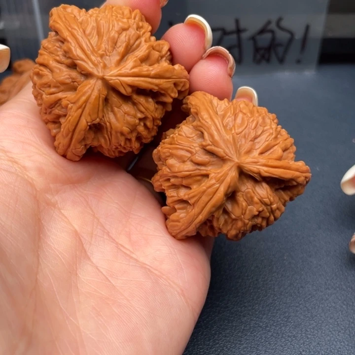 L***2文玩核桃吊坠白狮子