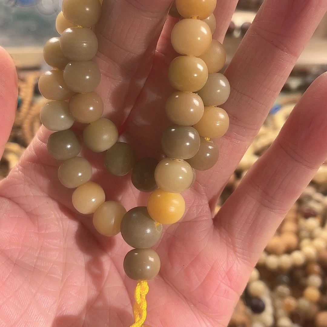 白玉菩提把件?*。白玉多宝手持