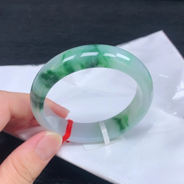 翡翠手镯未镶嵌。
