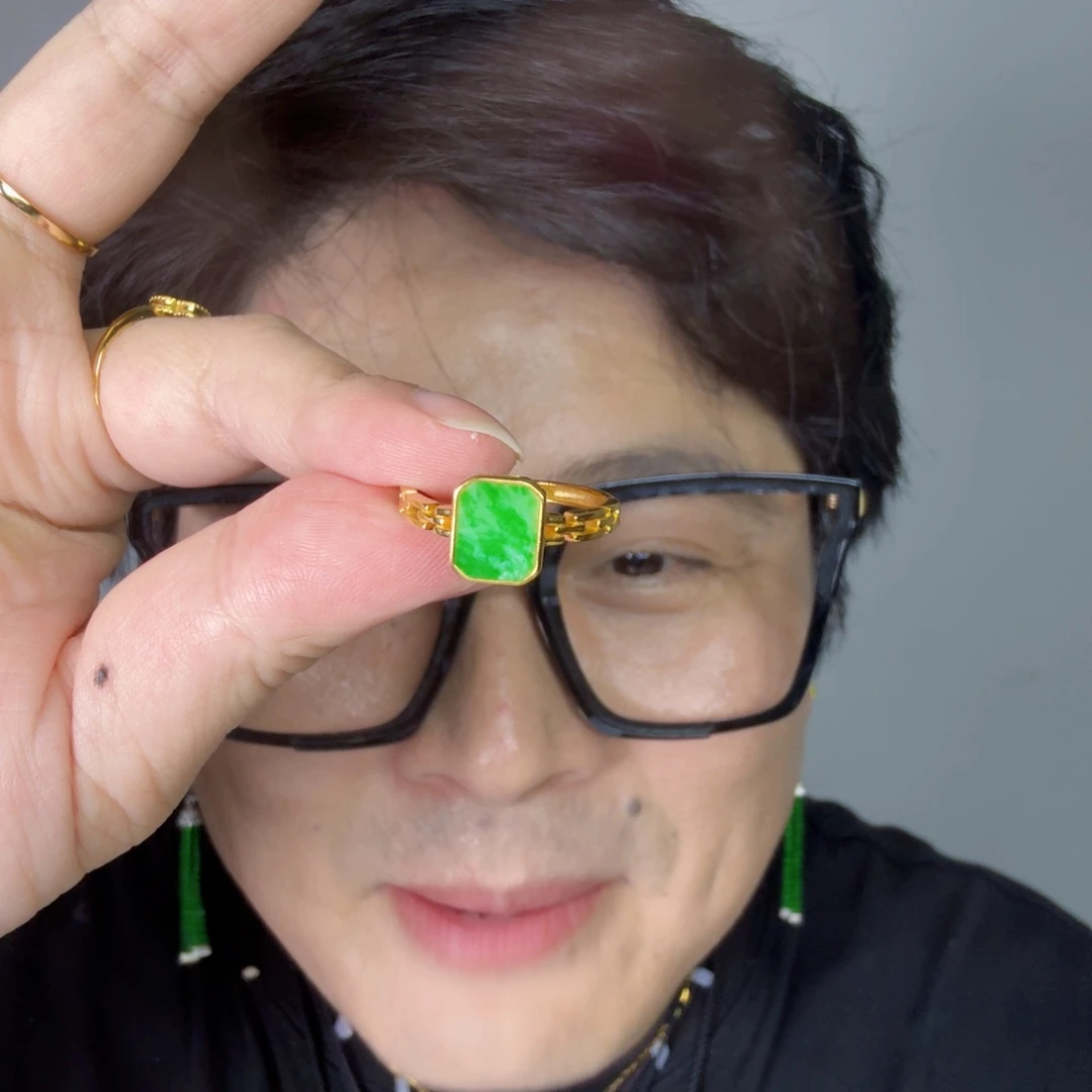 翡翠未镶嵌颈饰一件