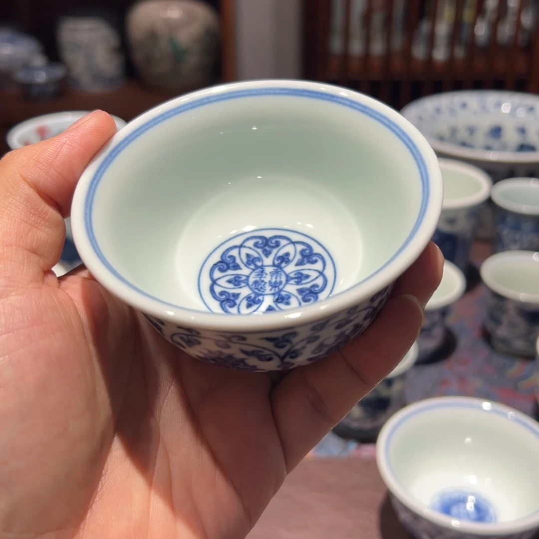 精品青花缠枝莲内宝相花压手杯口径约9.2厘米