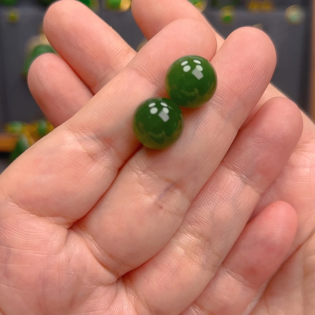 桃***子和田玉（碧玉）18K金镶嵌耳饰