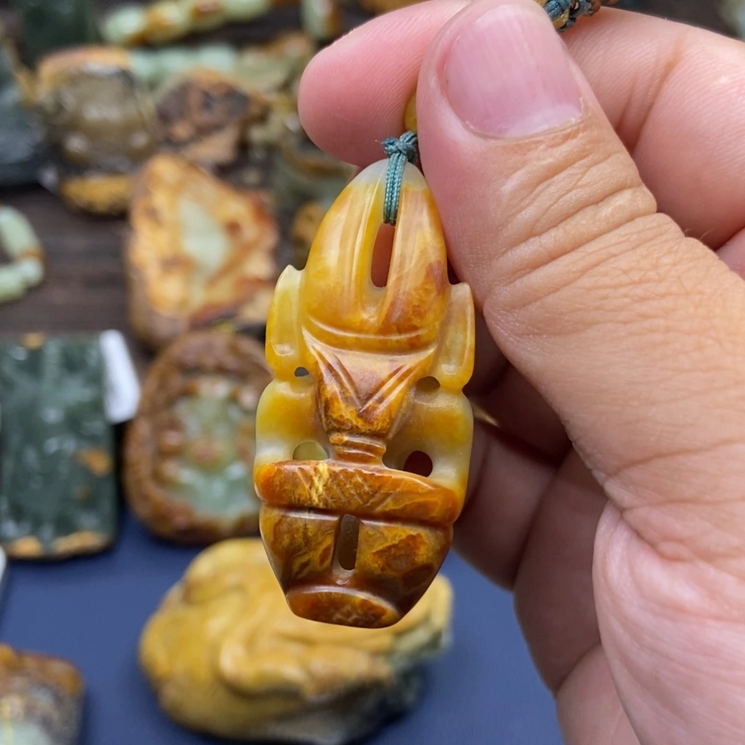 坐***嚎未镶嵌岫岩河磨玉（透闪石质玉）珠宝奇石