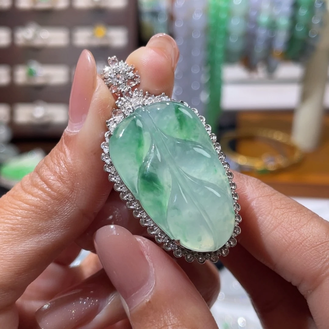 翡翠18K金镶嵌颈饰飘绿花带雪花棉叶子（可做毛衣链）