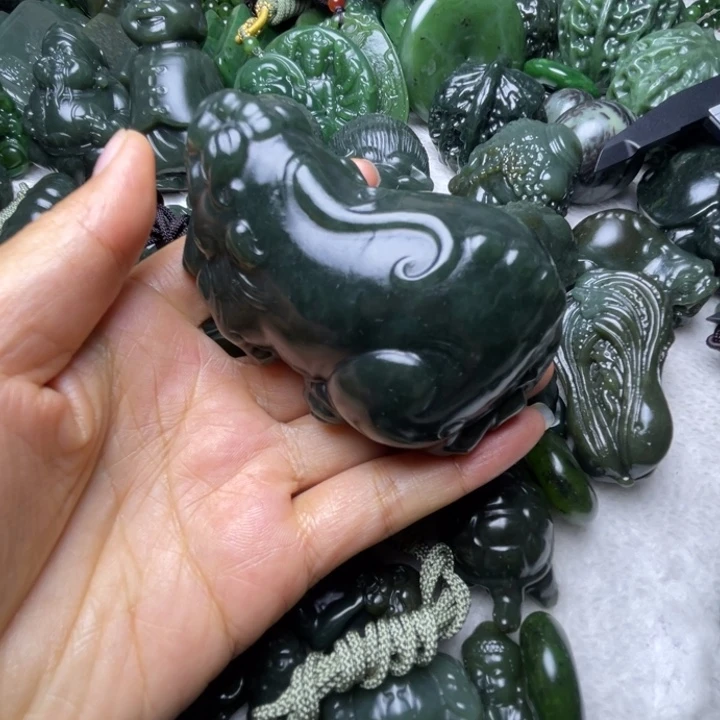 天***地和田玉未镶嵌颈饰