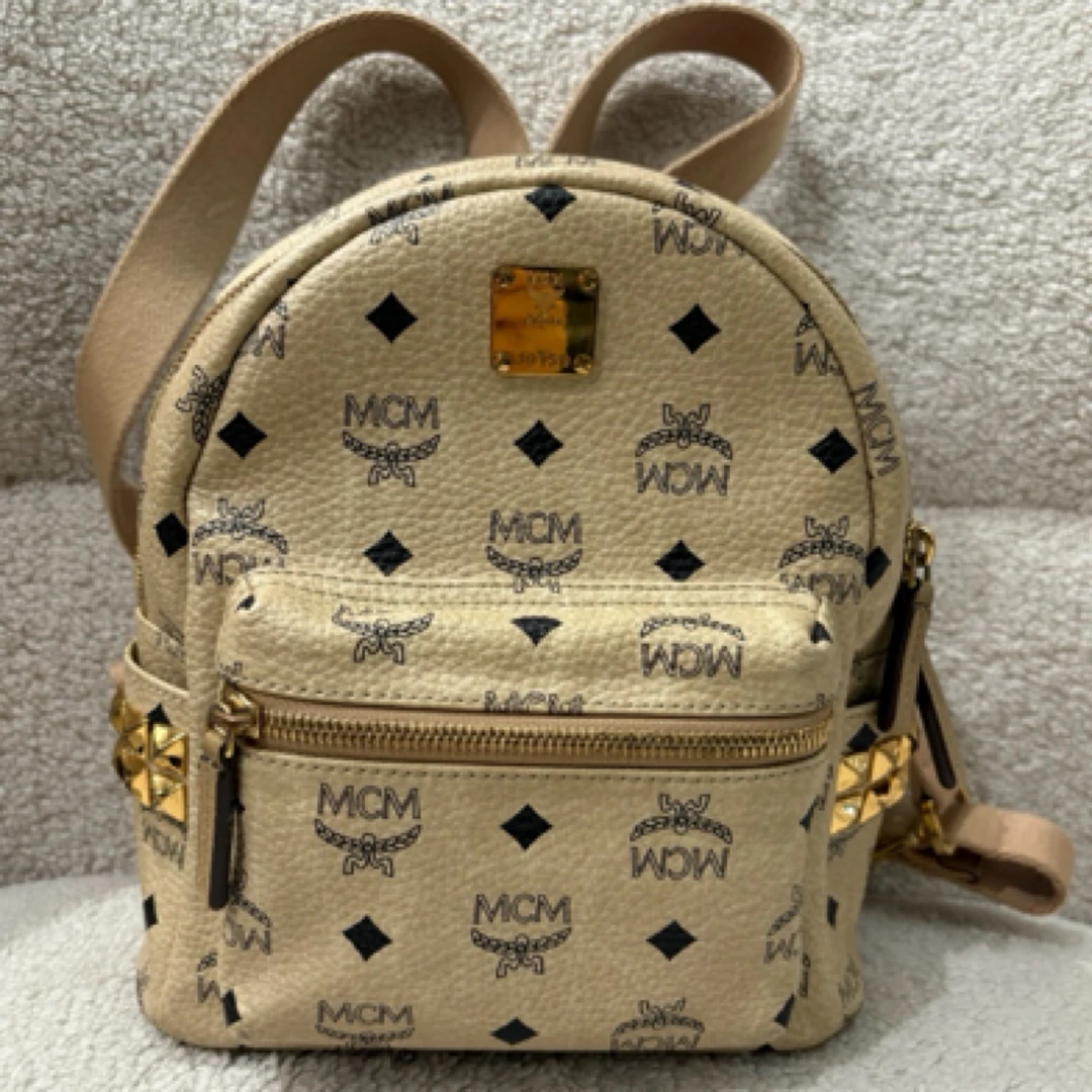 99新 MCM 米黄色双肩包小号，27x 21x 10cm，现货好价～