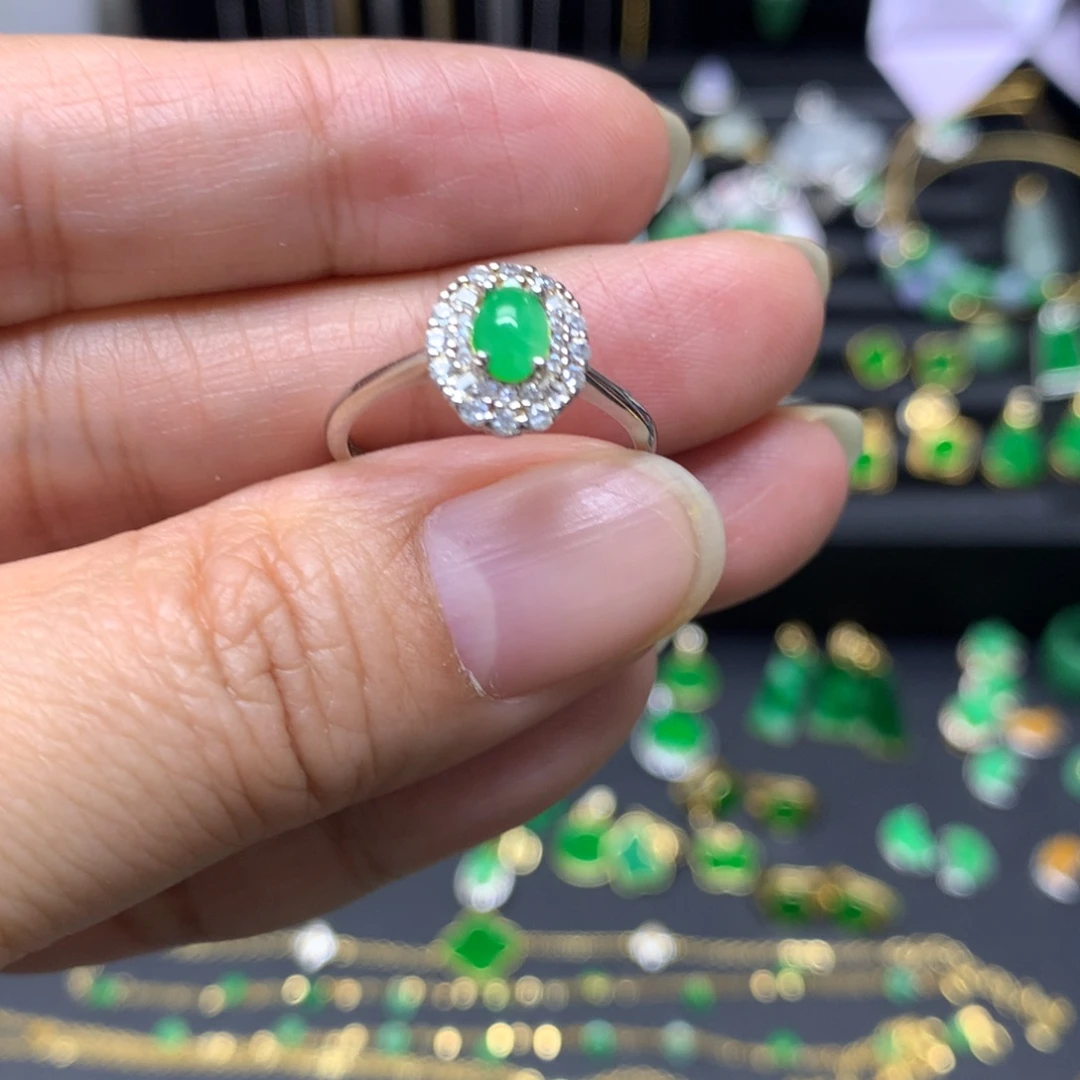 翡翠未镶嵌颈饰有纹