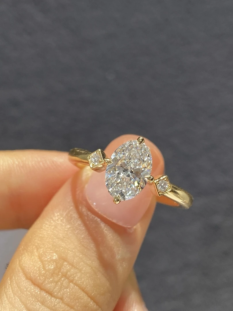 实验室培育钻石18K金椭圆形钻石戒指三生石钻戒12号