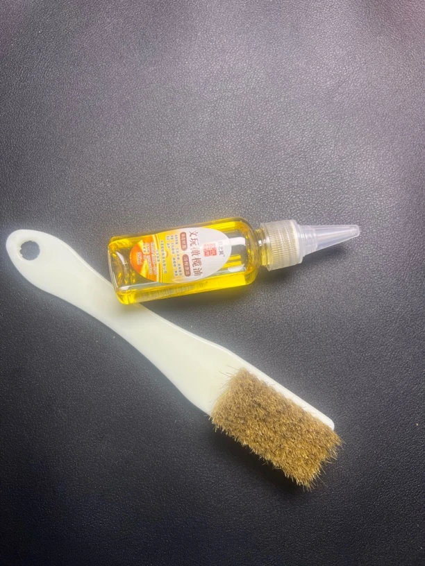 橄榄和专用的油刷