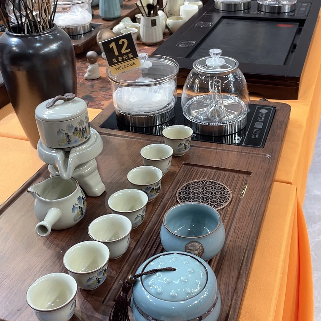 瓷片茶盘里还有一些蔬菜的