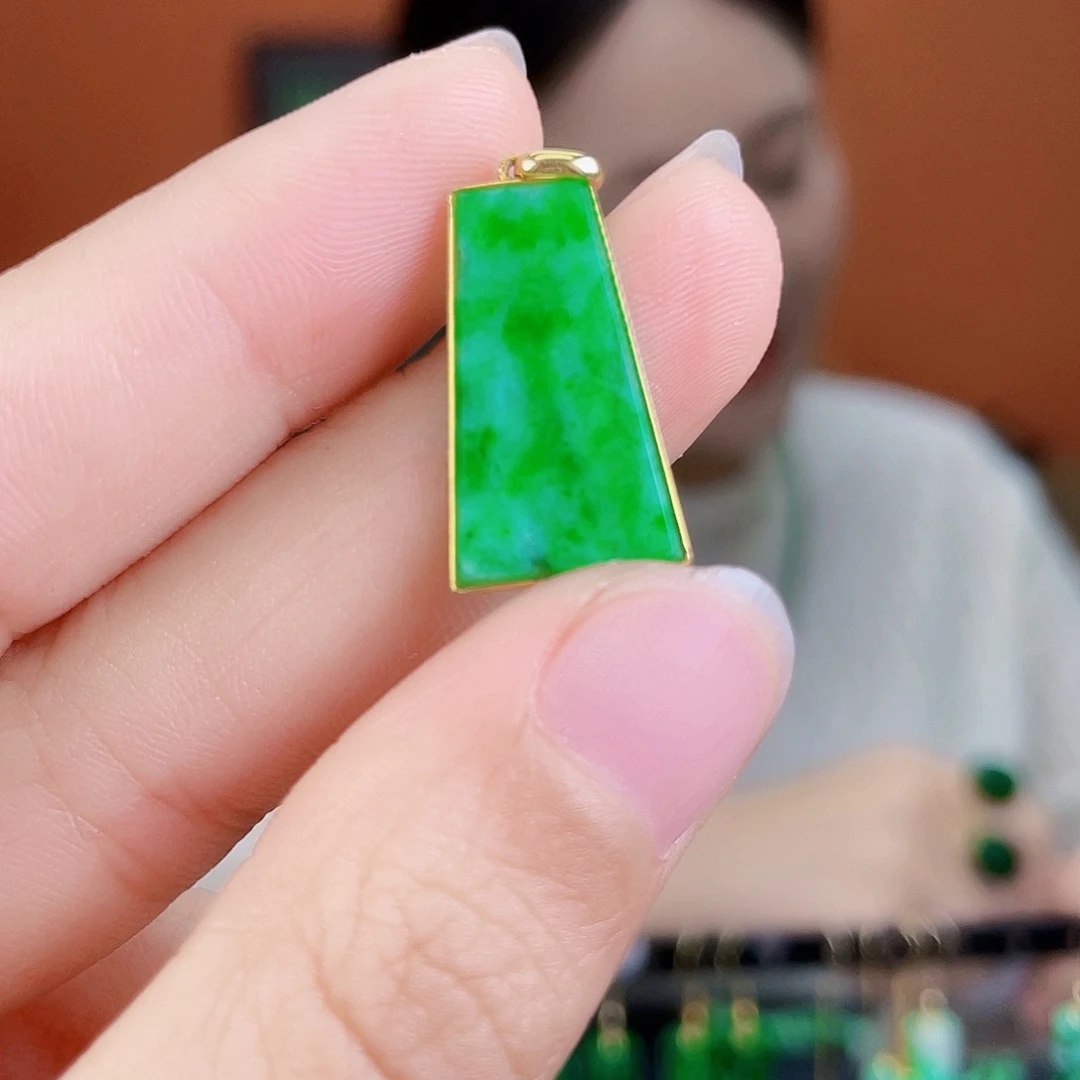 翡翠18K金镶嵌耳饰