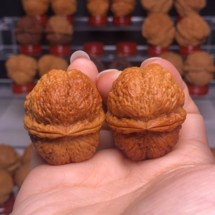 文玩核桃吊坠源****8古树蚂蚁开背