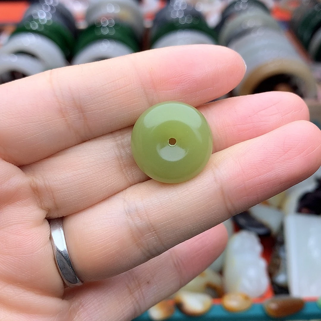 ****黄和田玉未镶嵌颈饰