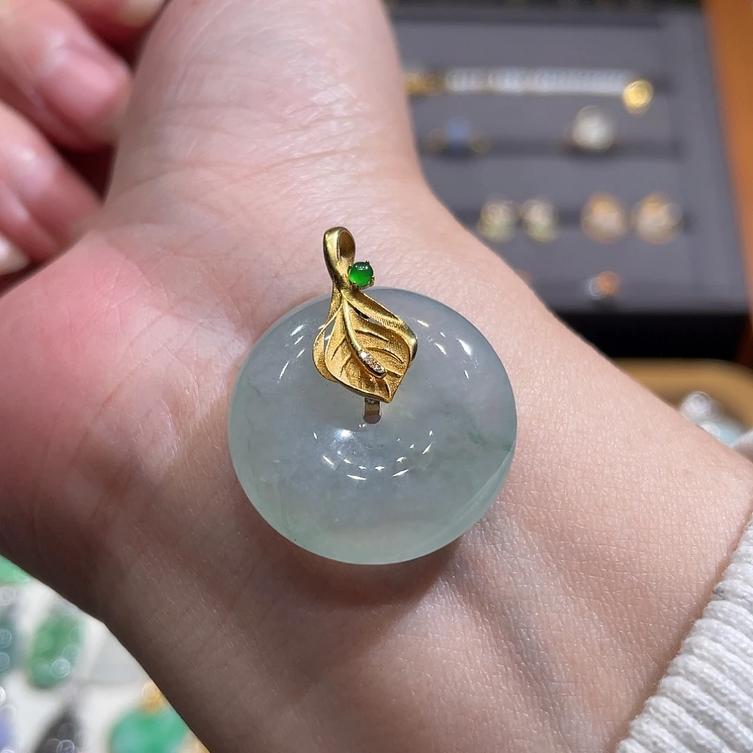 翡翠颈饰18K金镶嵌冰飘花平安扣