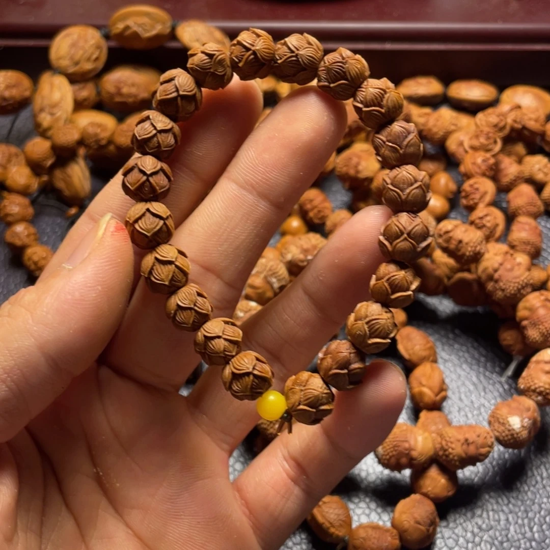龙纹桃核雕刻瑕疵莲花
