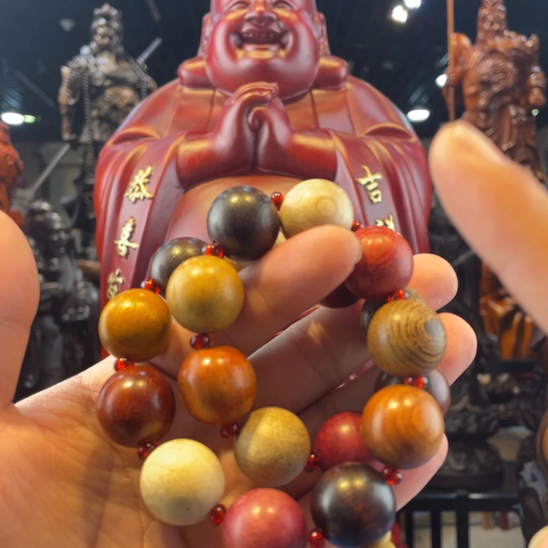 多宝手持十八颗珠子