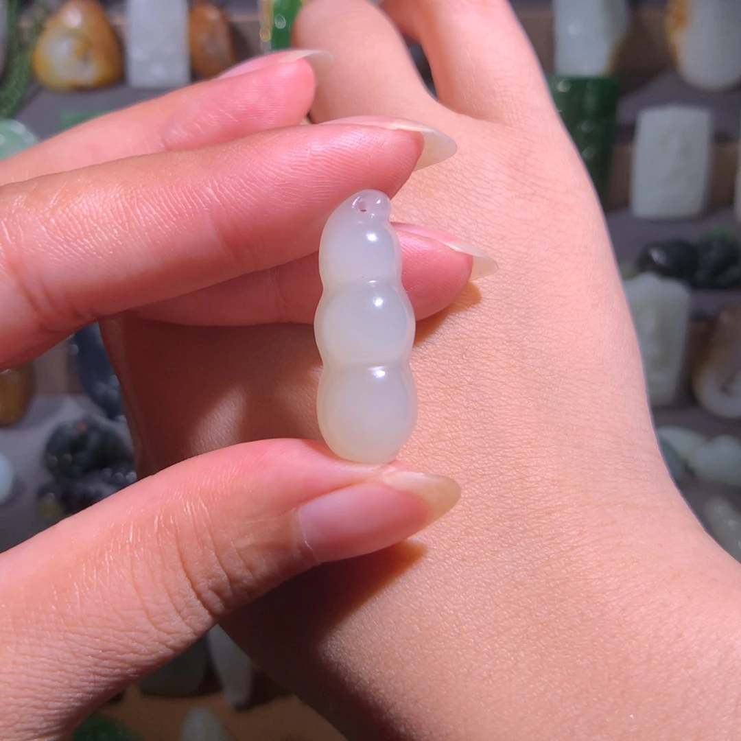 胡***二和田玉未镶嵌颈饰