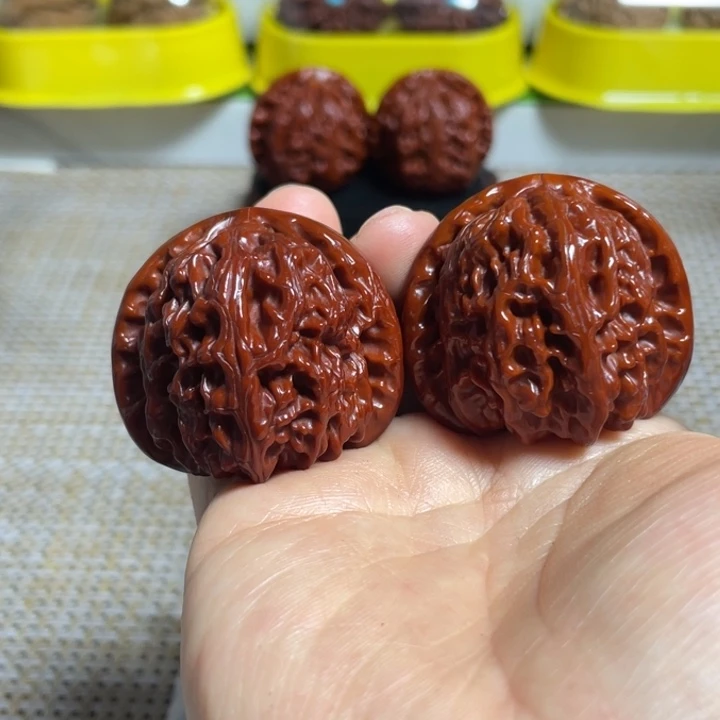 文***者把件桃核白狮子。