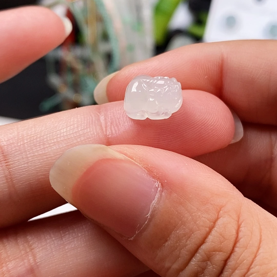 翡翠未镶嵌颈饰白月光貔貅