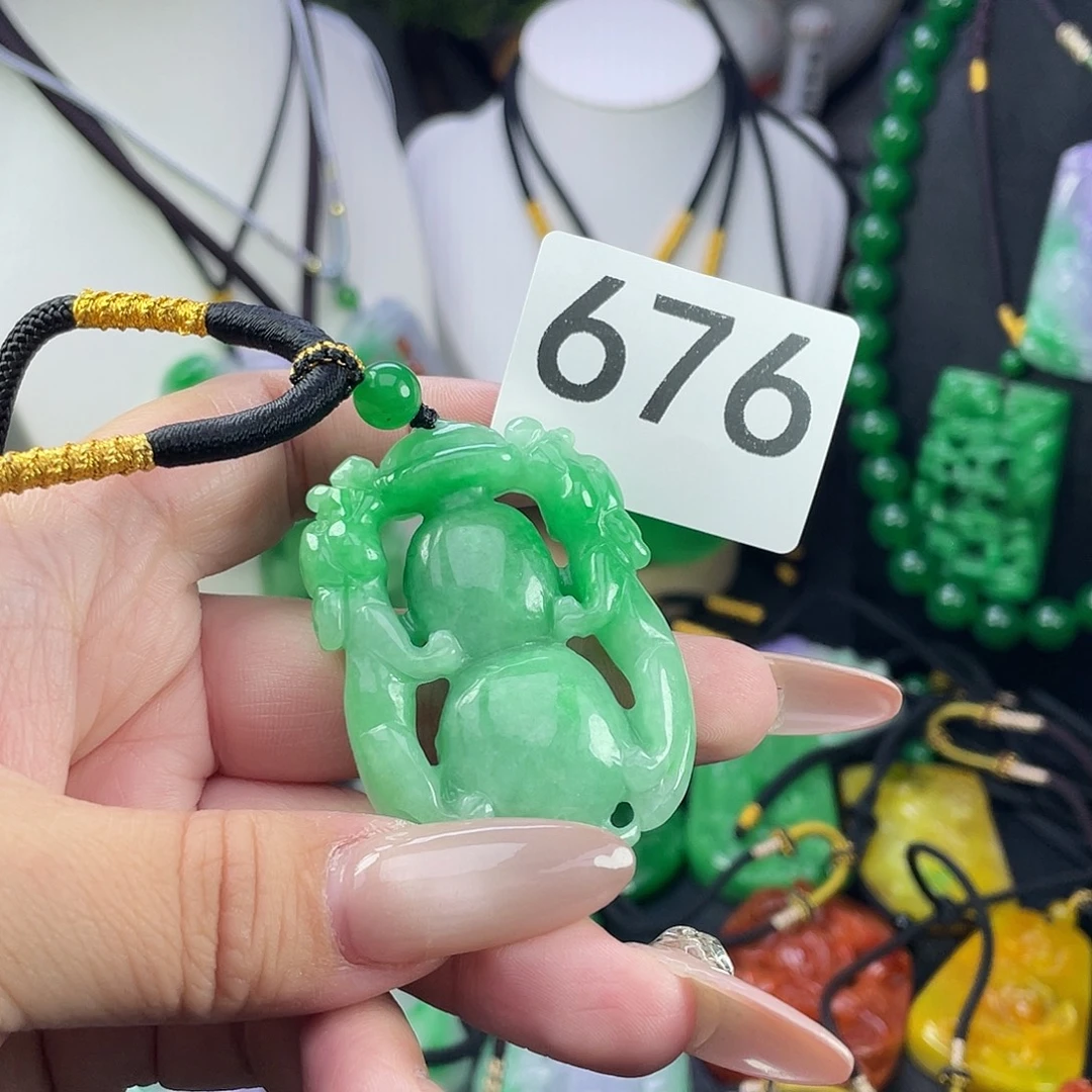 翡翠未镶嵌吊坠(赠链)