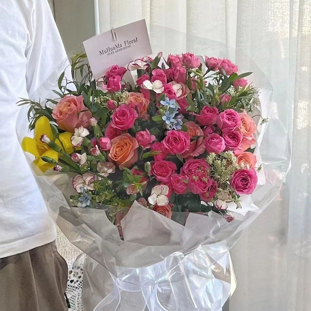 【春日花园】10支多头弗洛伊德宝贝6支朱小姐玫瑰搭配蓝星花康乃馨郁金香花束