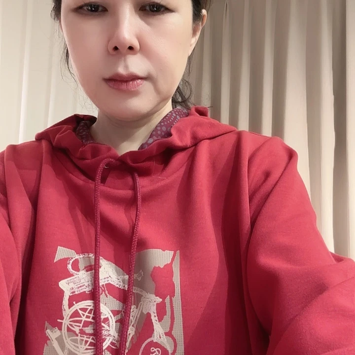 小***薇韩国高端卫衣红色F