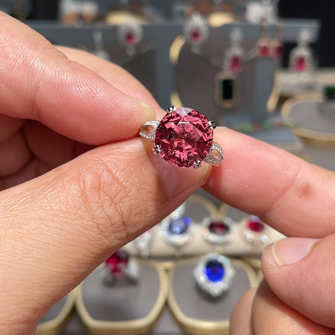 18K金镶嵌碧玺戒指8.48ct