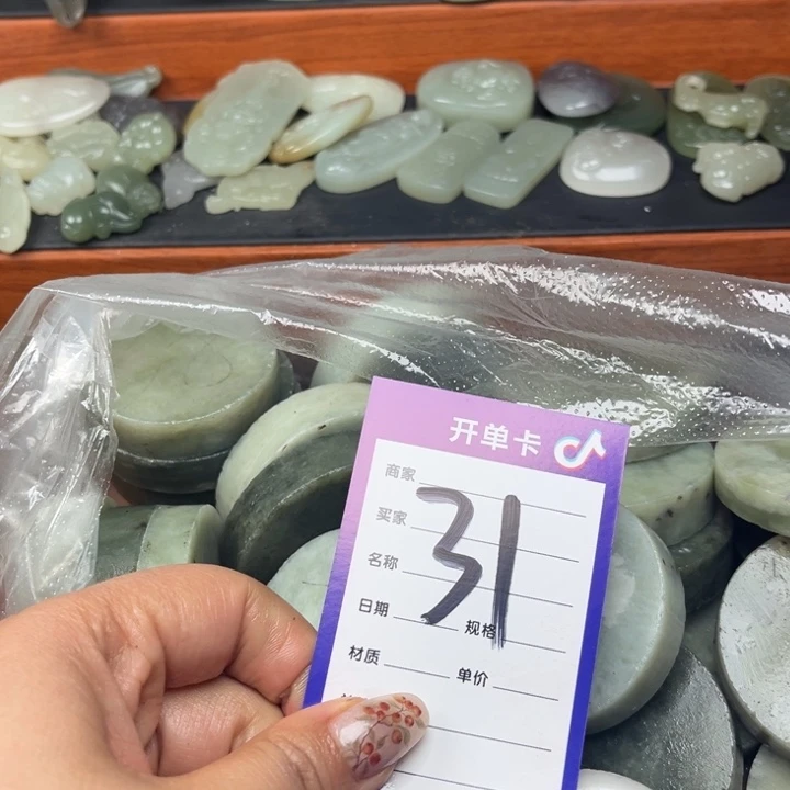 宽***的和田玉未镶嵌珠宝奇石