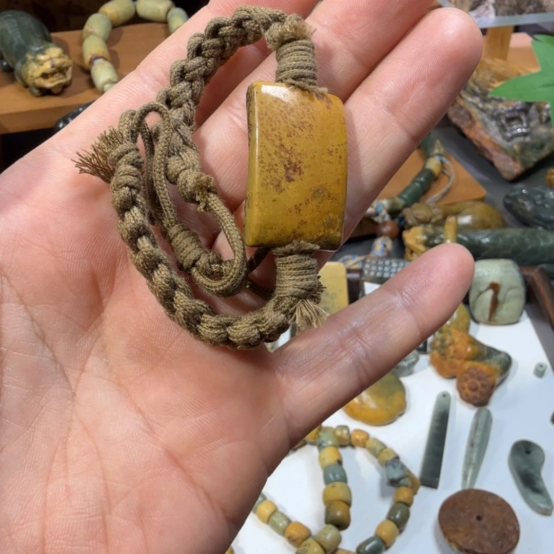 迦***店岫岩河磨玉（透闪石质玉）未镶嵌颈饰