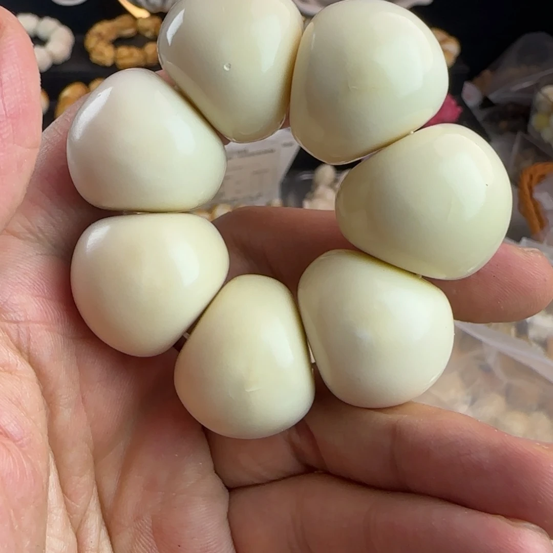 菩提根/象牙果吊坠微瑕疵白色蒜瓣手捻1个