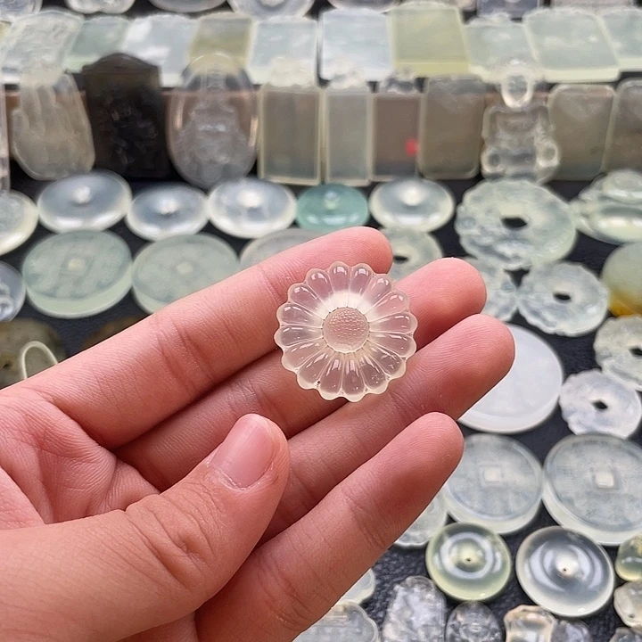 岫玉未镶嵌颈饰太阳花