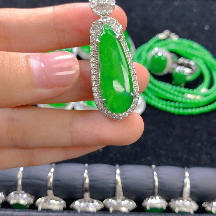 翡翠银S925镶嵌颈饰一个