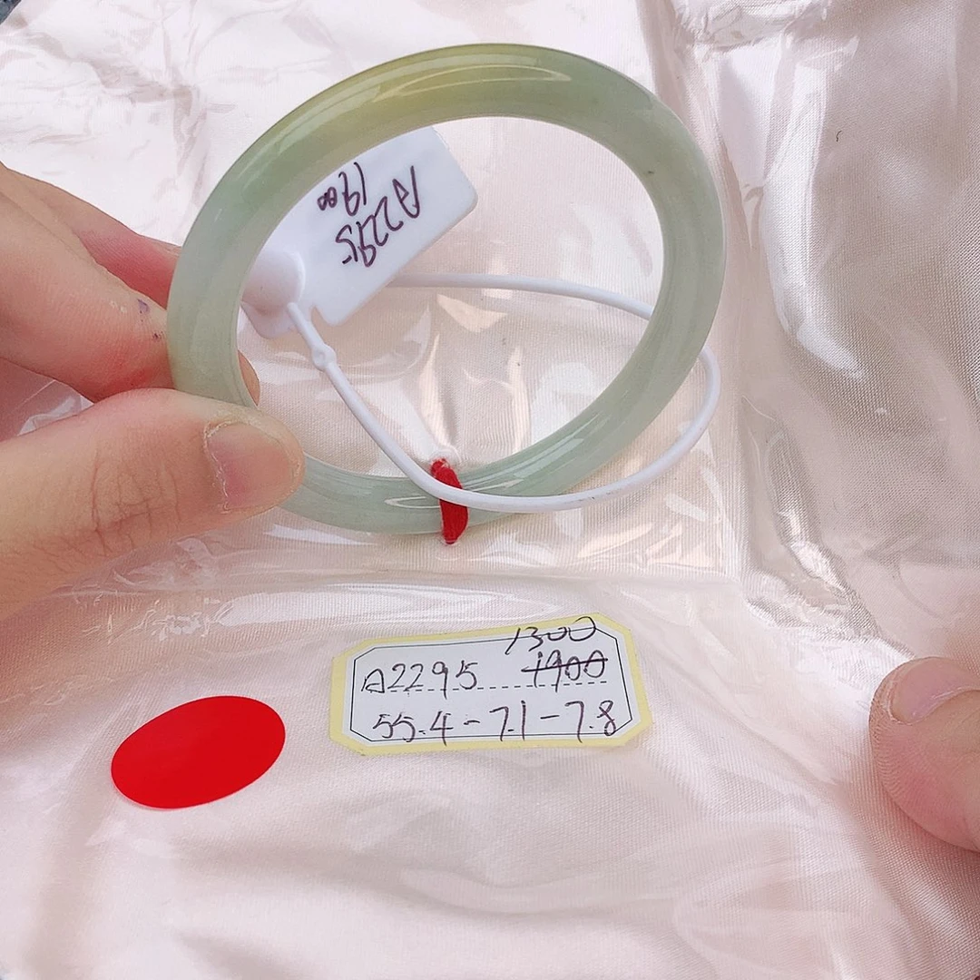 翡翠手镯未镶嵌翡翠